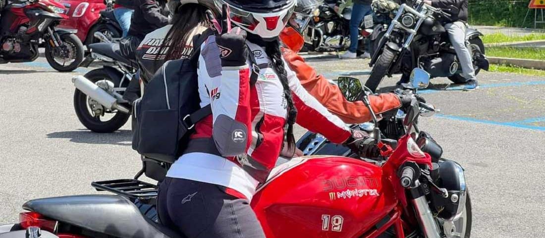 viola_ragazze_in_moto