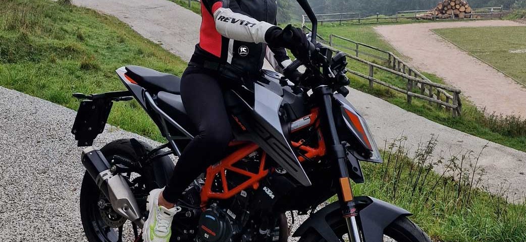 elena_ragazze_in_moto